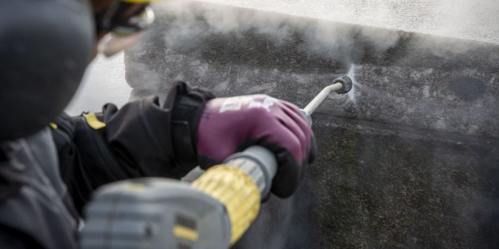 Monument cleaning with the high-pressure method A person cleans a monument with a Kärcher High Pressure Cleaner