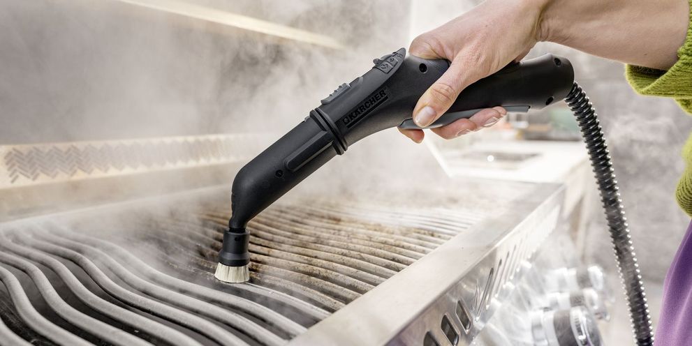Grate cleaning with a steam cleaner