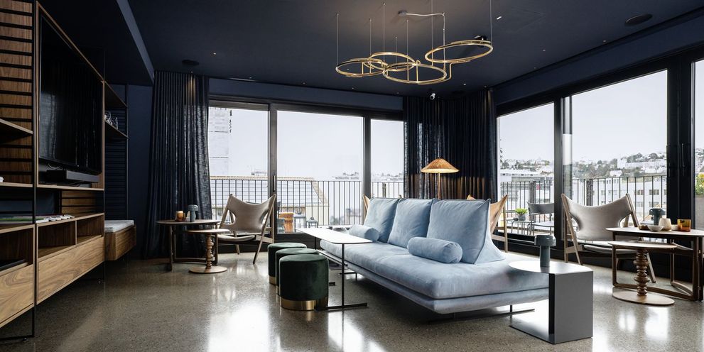 Cleaning a hotel with a battery-powered dry vacuum cleaner Cleaning a hotel with a Kärcher battery-powered dry vacuum cleaner