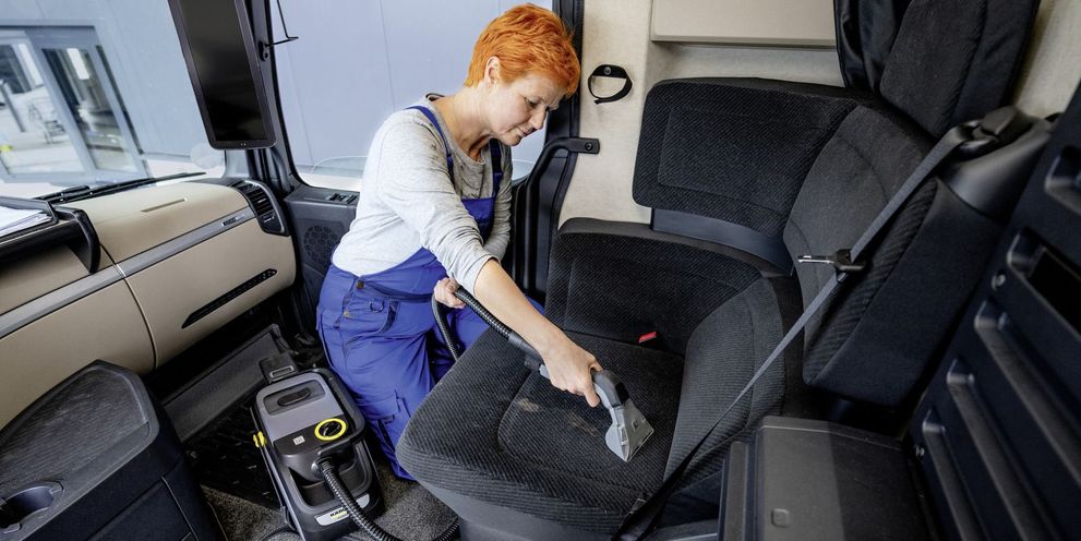 Upholstery cleaning in vehicle interiors with Kärcher Puzzi 9/1 Bp Upholstery cleaning in vehicle interiors with Kärcher Puzzi 9/1 Bp