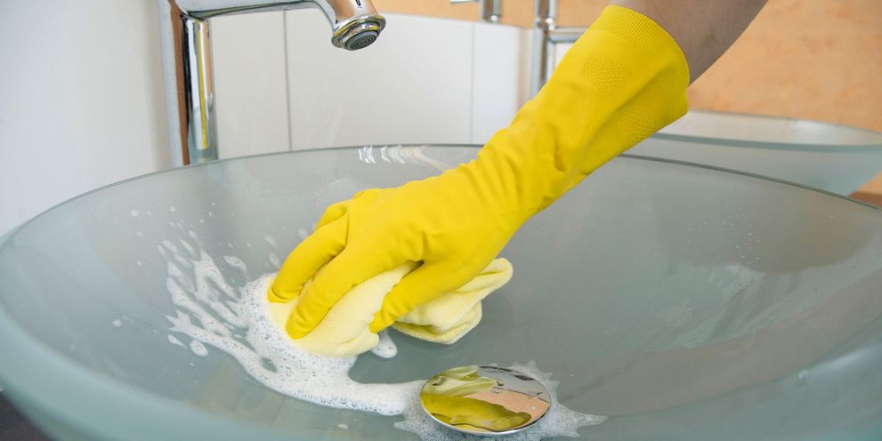 Wiping washbasins with Kärcher microfibre cloths