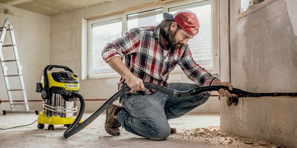 Person on construction site with Kärcher WD 5 P S Kärcher WD 5 P S