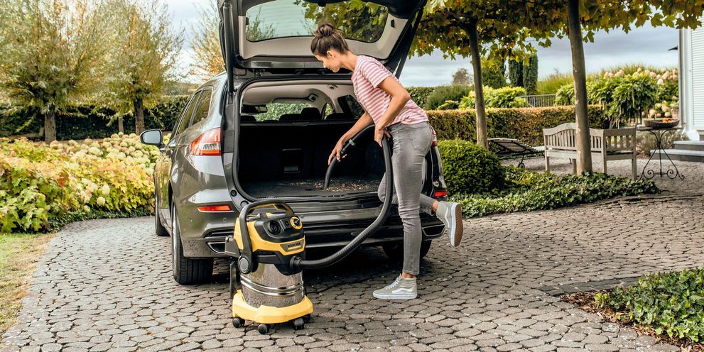 Person cleans car with Kärcher WD 5 P S Kärcher WD 5 P S