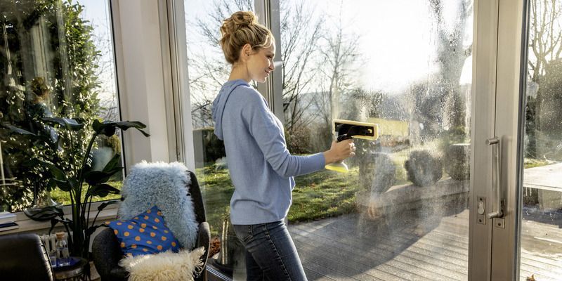 Spray spray bottle onto glass pane Spray spray bottle onto glass pane.