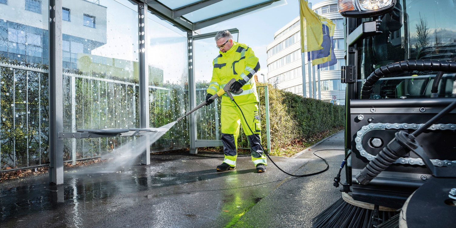 Darbuotojas naudoja MC 250 autobusų stotelės dezinfekavimui