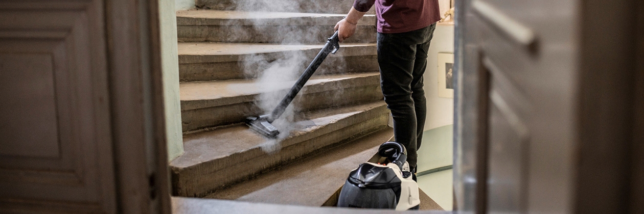 Lankstumas kiekviename etape: laiptų valymas naudojant Kärcher SCV 7. Akmens laiptų valymas naudojant „Kärcher SCV 7“ garinį siurblį.