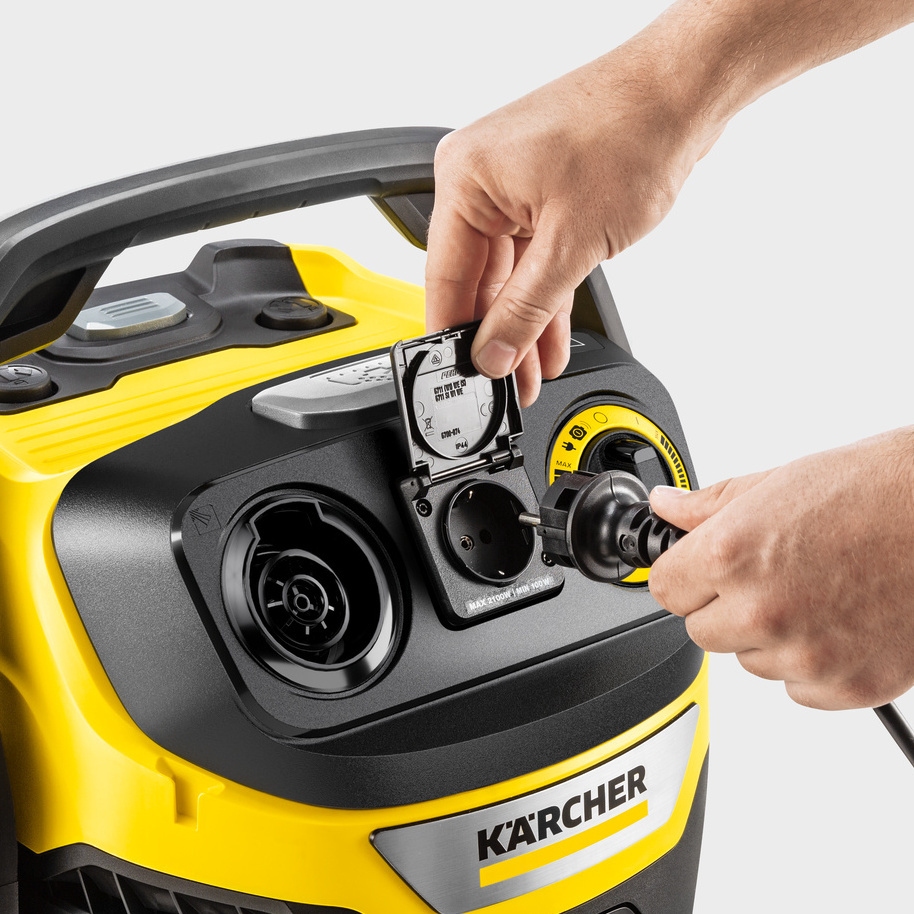 Device power outlet on Kärcher wet and dry vacuum cleaner