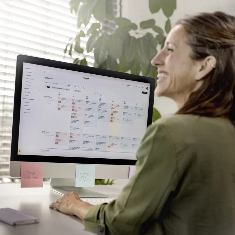 connected-cleaning-manager-desktop-office-work connected-cleaning-manager-desktop-office-work