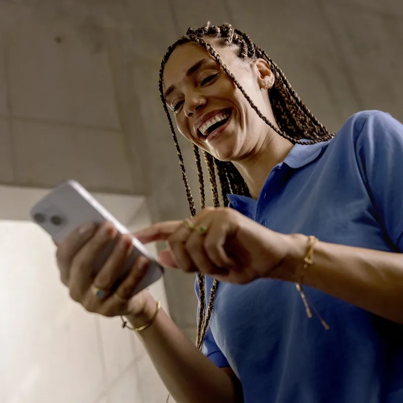 connected-cleaning-smartphone-portrait-cleaner connected-cleaning-smartphone-portrait-cleaner