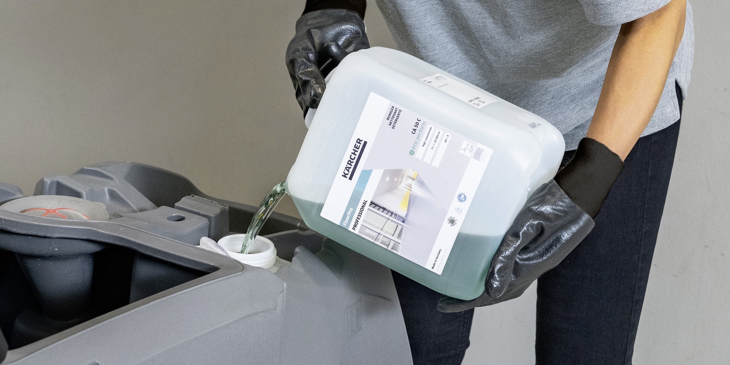 Kärcher schrobzuigmachine schuimt op een linoleumvloer