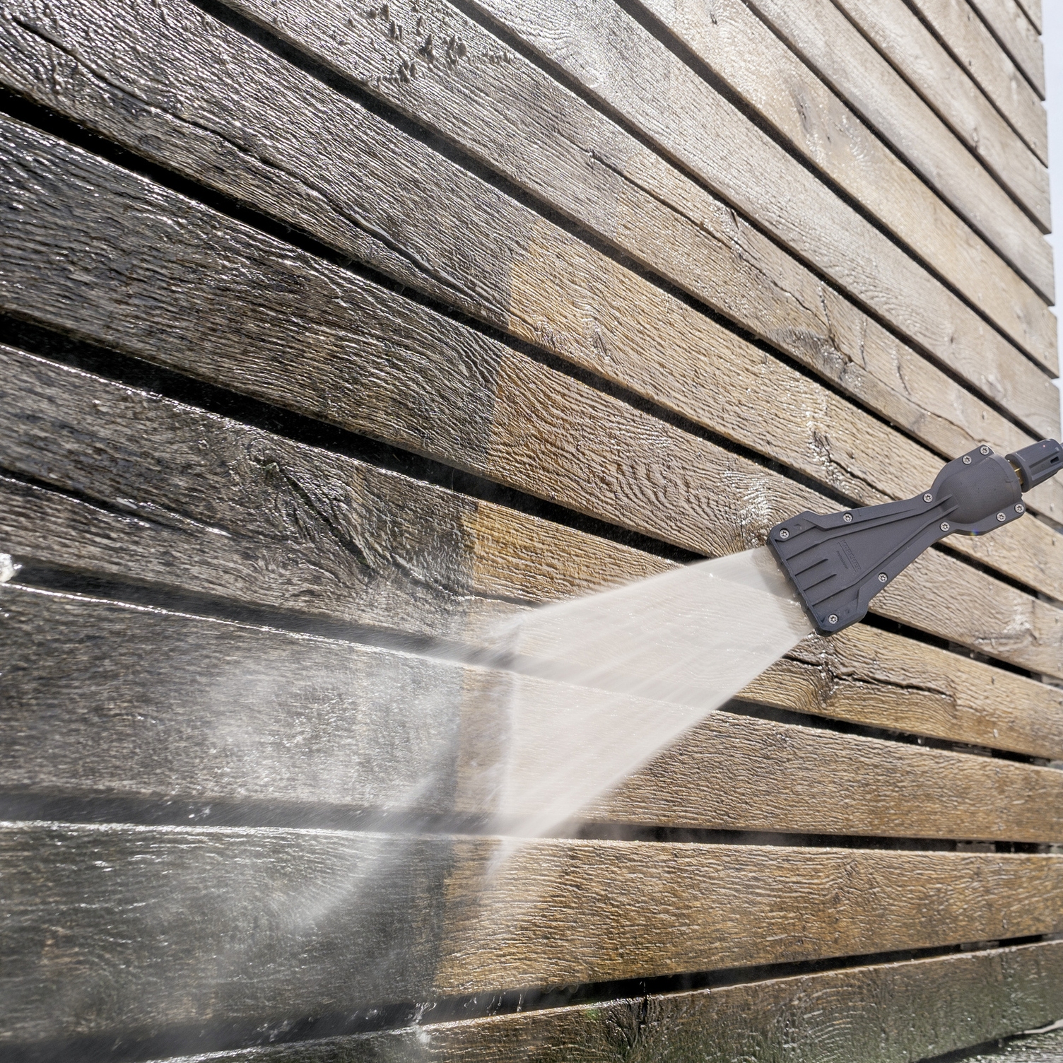De eco!Booster gebruikt op houten schutting. De eco!Booster gebruikt op houten schutting.