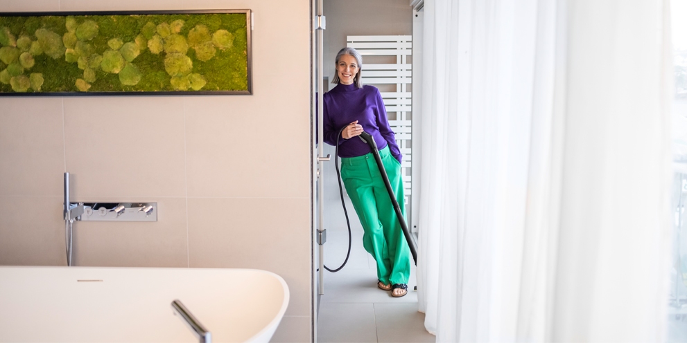 vrouw die in een badkamer staat