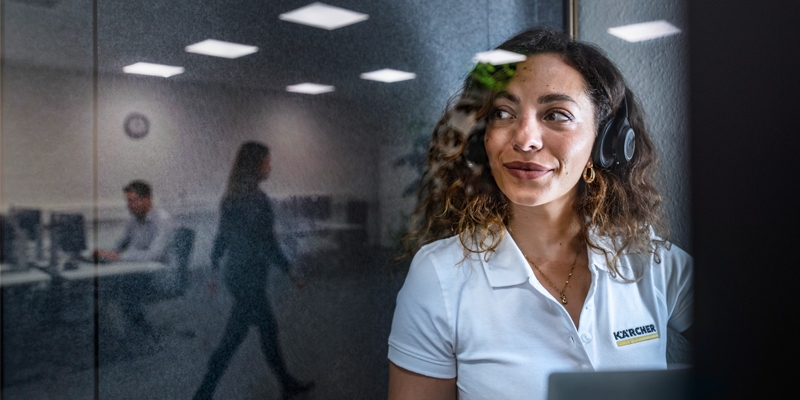 Vrouw achter haar bureau die telefoon opneemt 