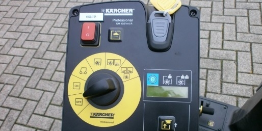 Display op een Kärcher veegmachine