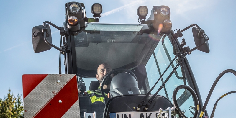Man zit in een voertuig voor gemeentes