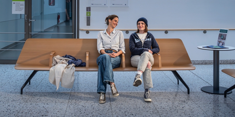 de vrouwen op een bankje in het ziekenhuis