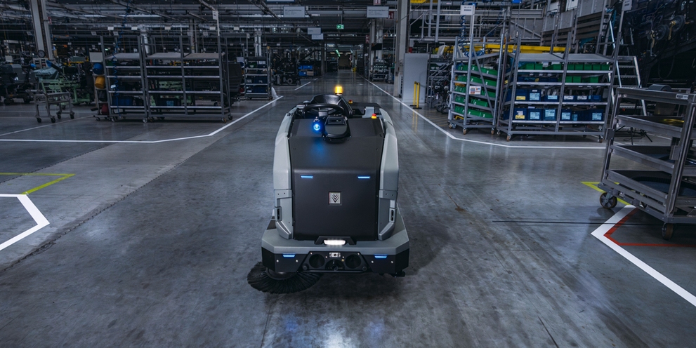 robot schrobmachine in een fabriekshal 
