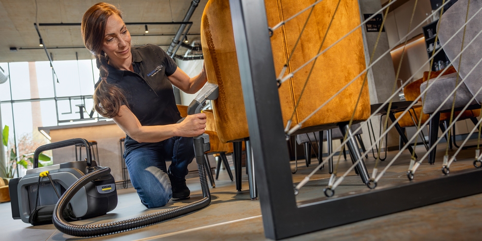 vrouw die stoel aan het schoonmaken is
