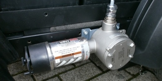 Sensinghead aan de onderkant van een ATEX gecertificeerde machine