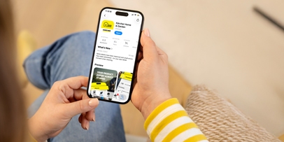 dame die op de bank op haar telefoon kijkt