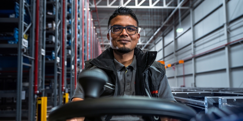 man op schrobmachine in een hal 