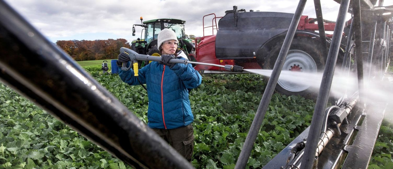 External cleaning field sprayers