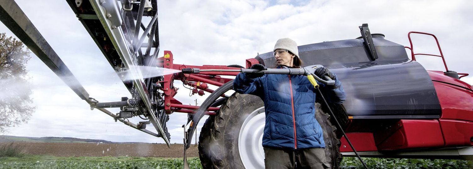 Cleaning a field sprayer