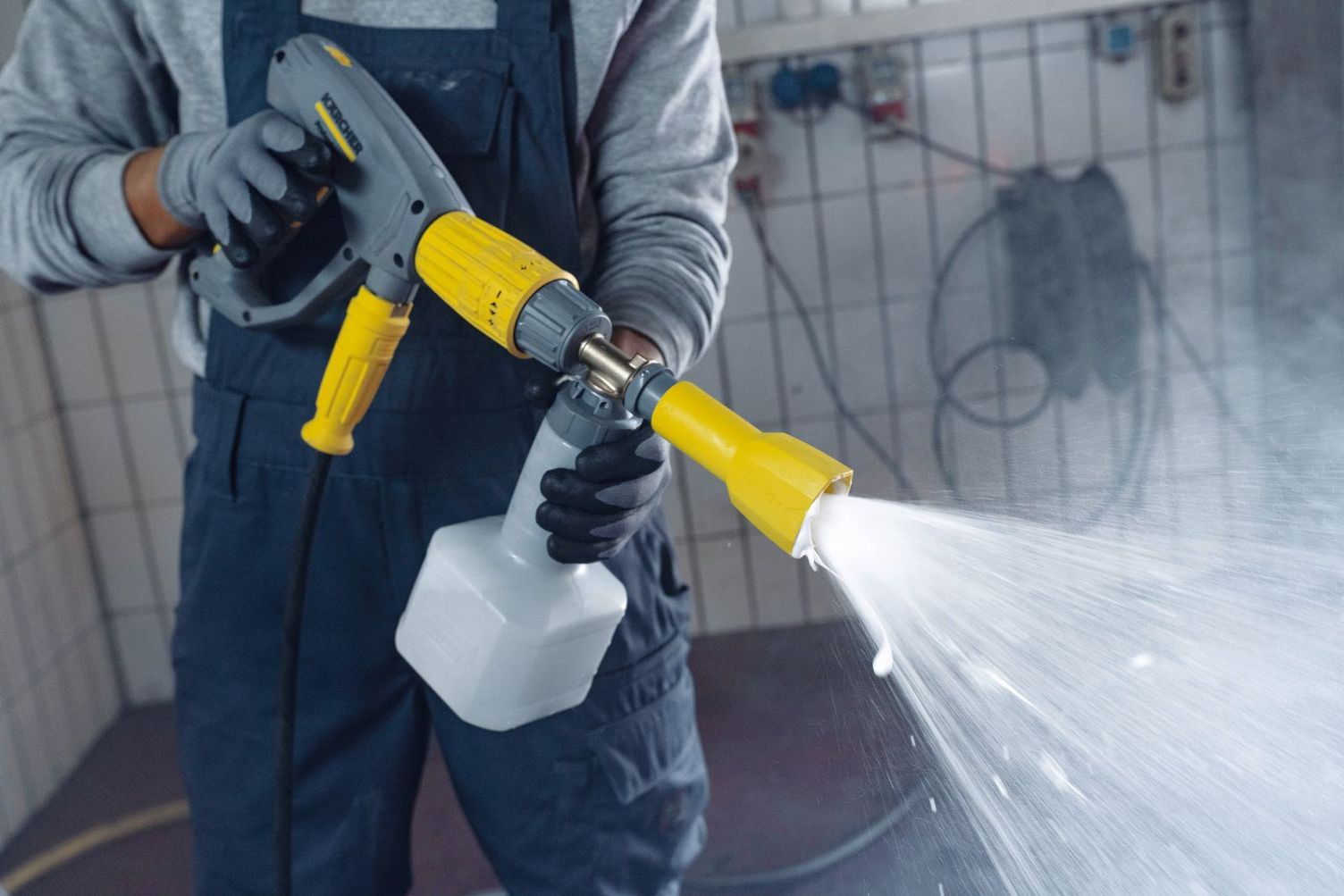 Cup foam lances for longer contact time