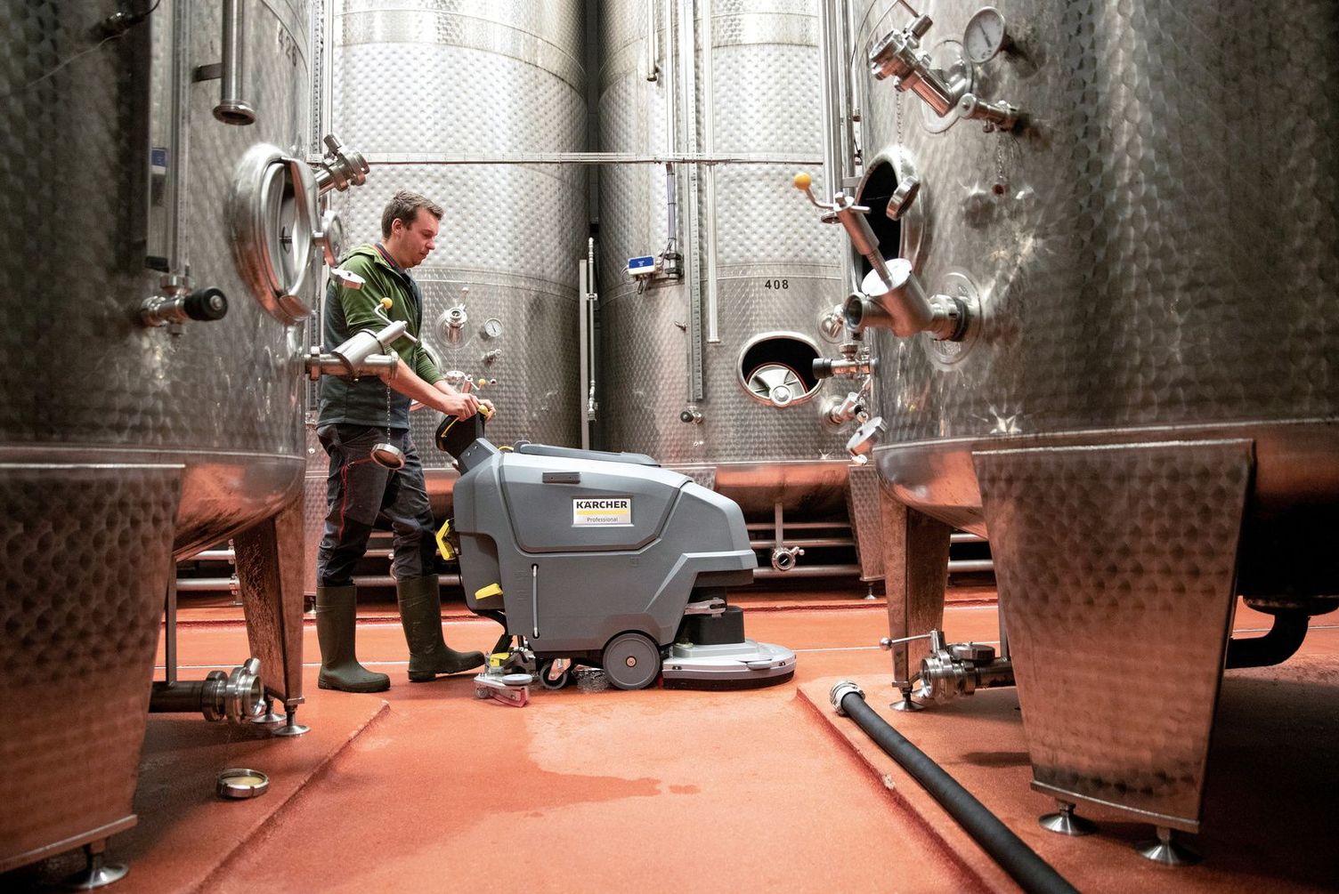 Cleaning tanks and barrels