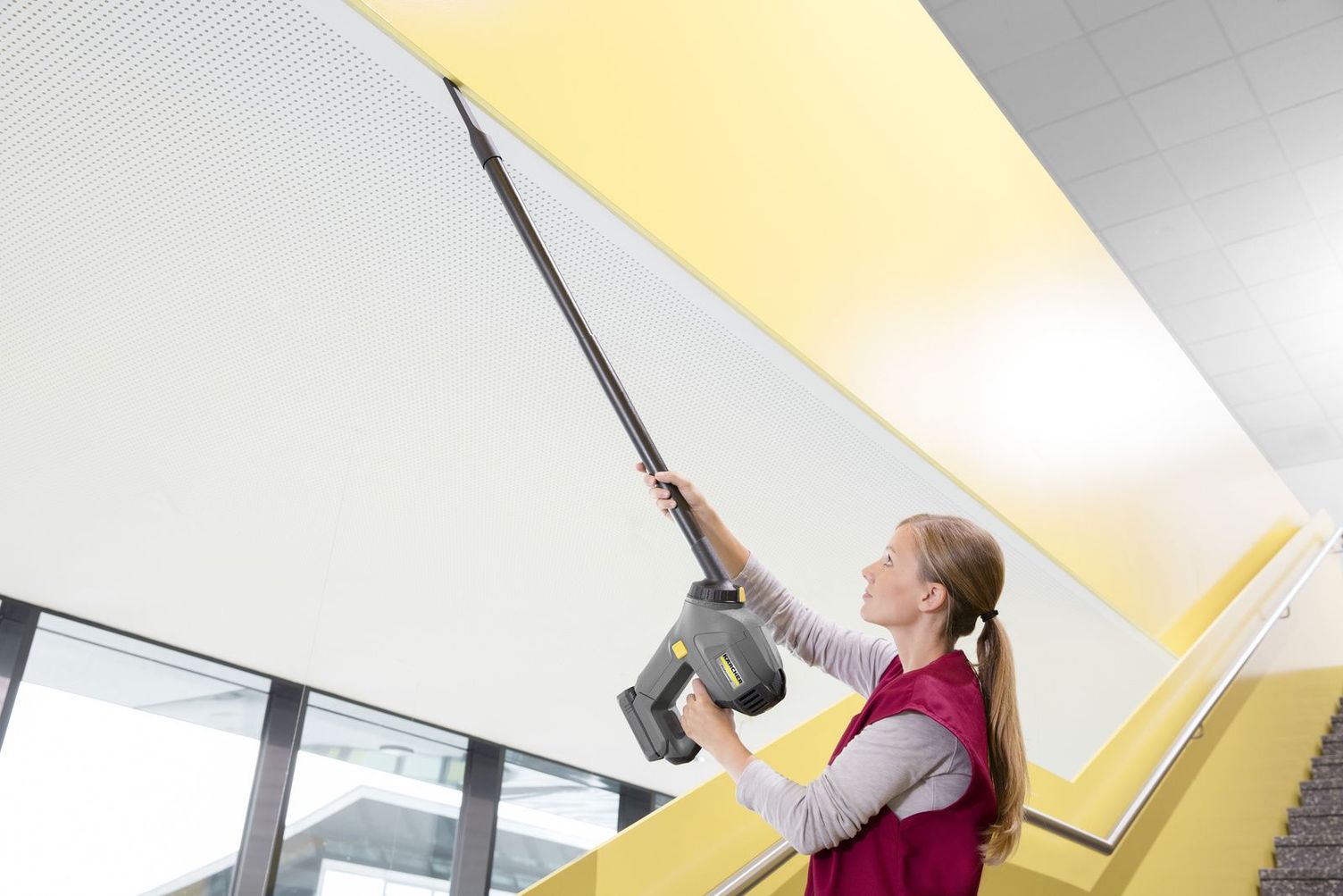 Detail work when cleaning in stairwells