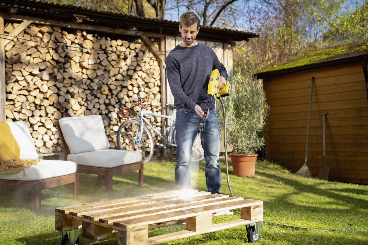 Kärcher tip: Cleaning garden furniture