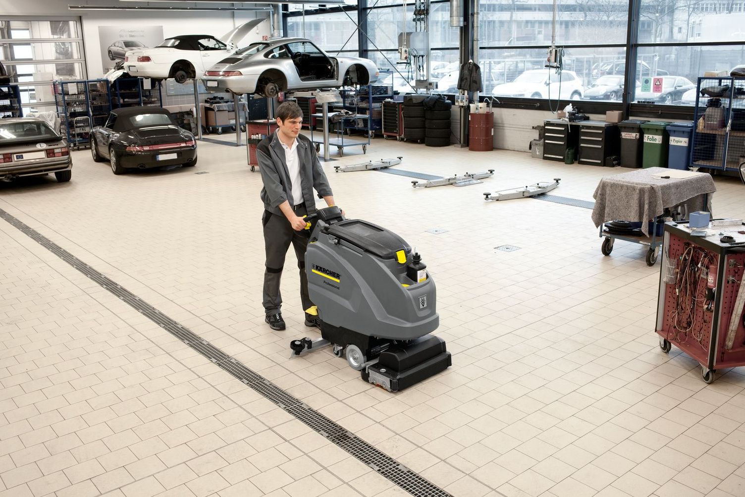 Deep cleaning of ceramic tiles