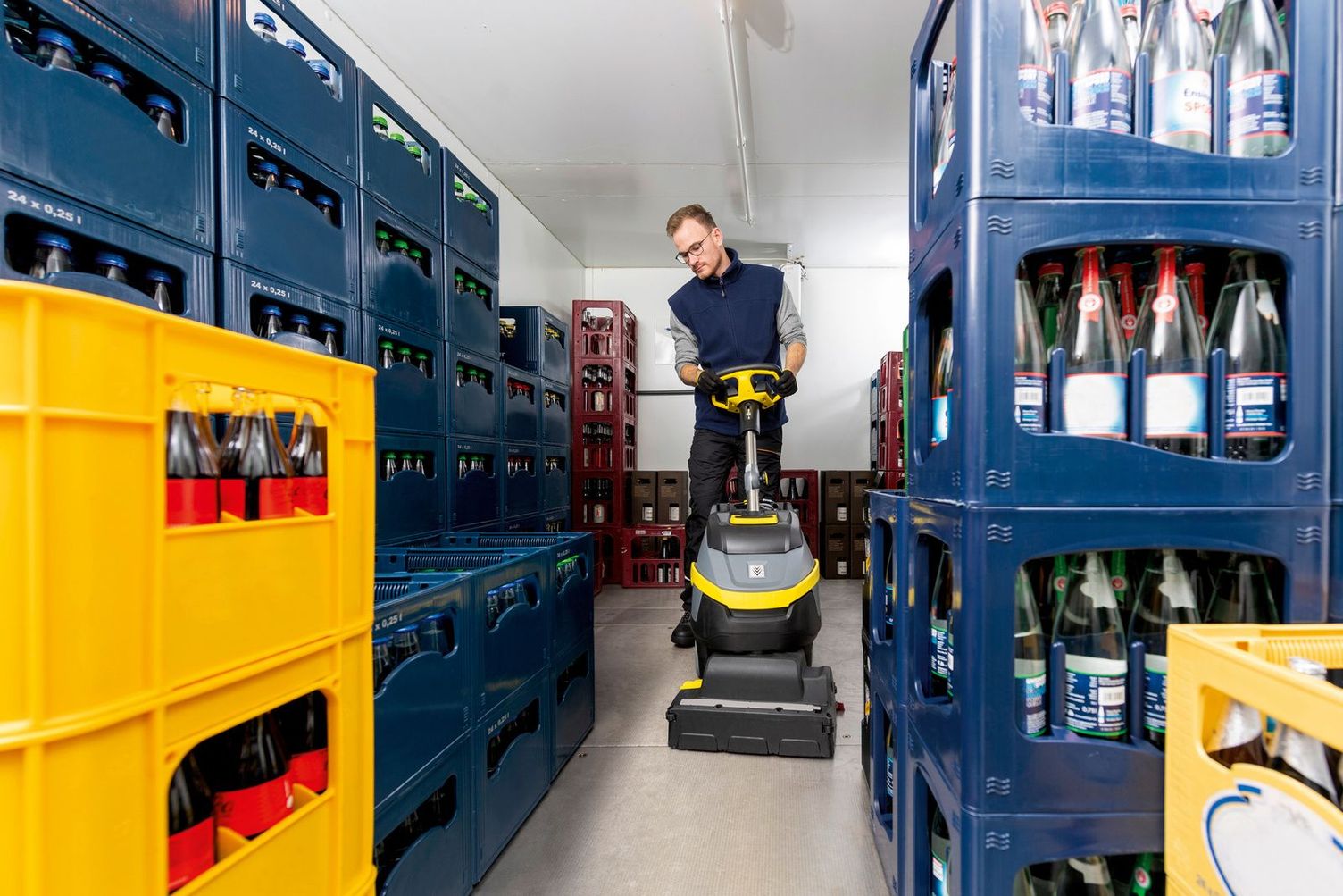 Cold store cleaning with scrubber dryers