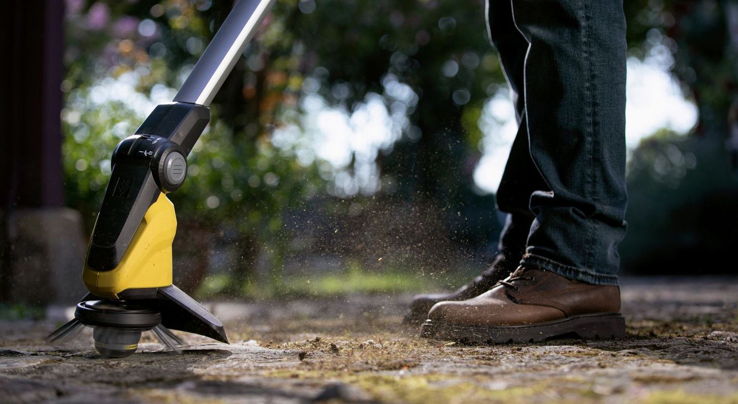 Clean pathways with the Kärcher weed remover