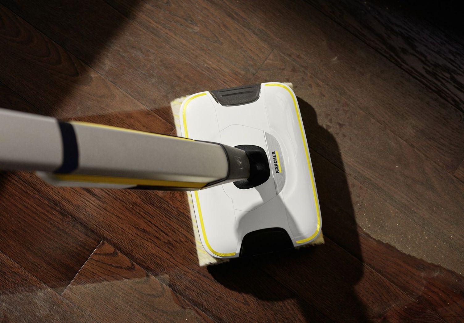 Cleaning parquet and laminate with a floor cleaner