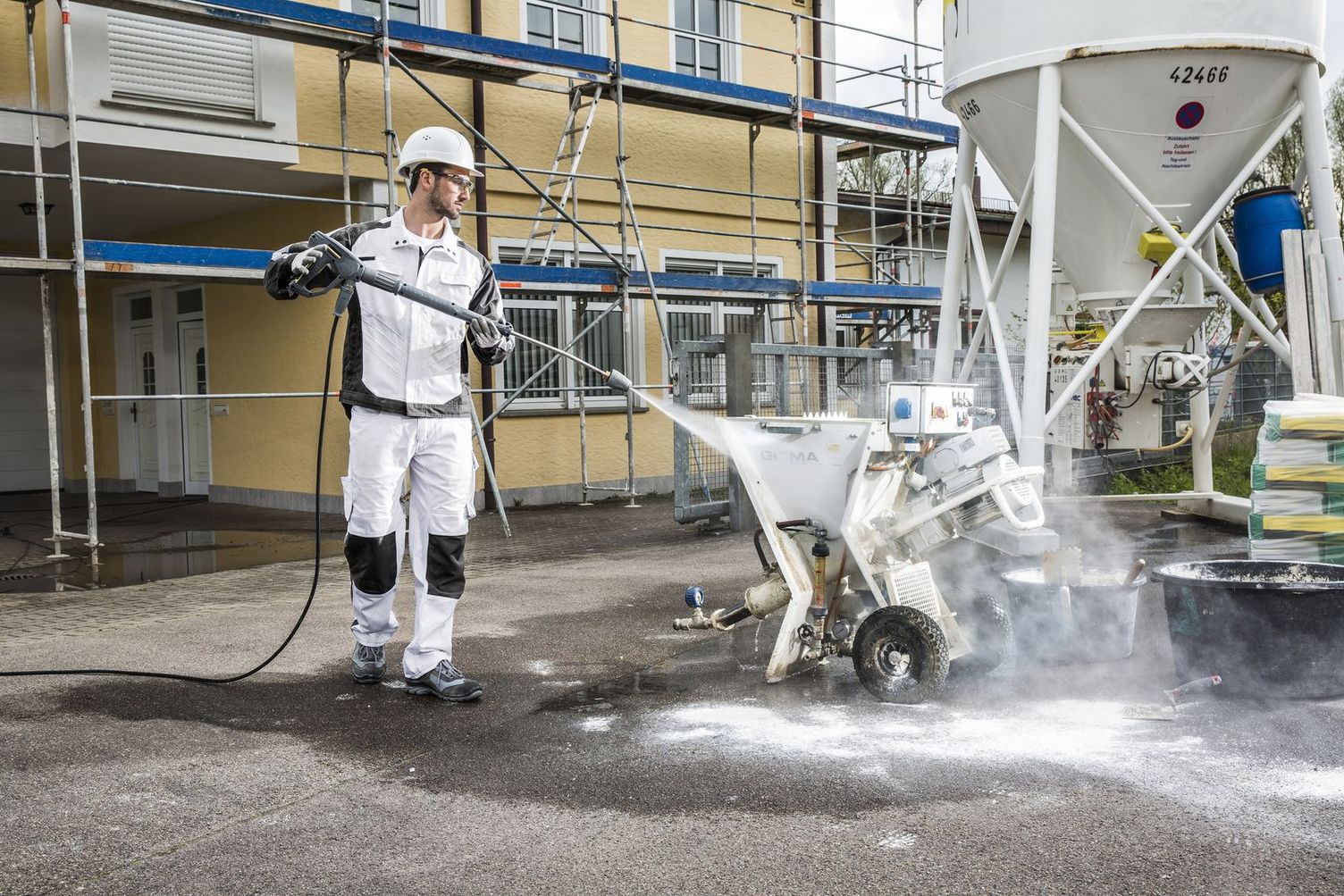 Professional Cleaning and care products Man cleaning machine with cleanign agent and pressure washer