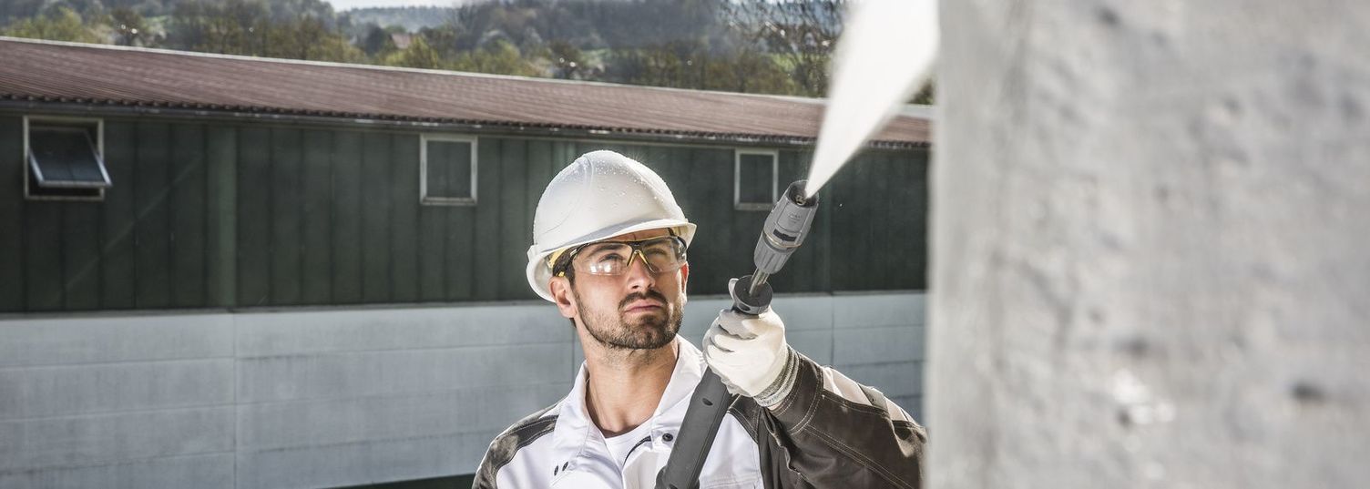Rendered walls are generally cleaned with a pressure cleaner.c A person cleaning a plaster facade