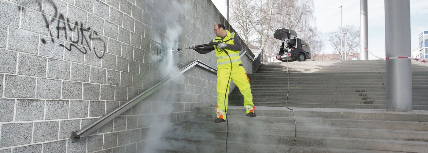 Cleaning with a Kärcher hot water high-pressure cleaner