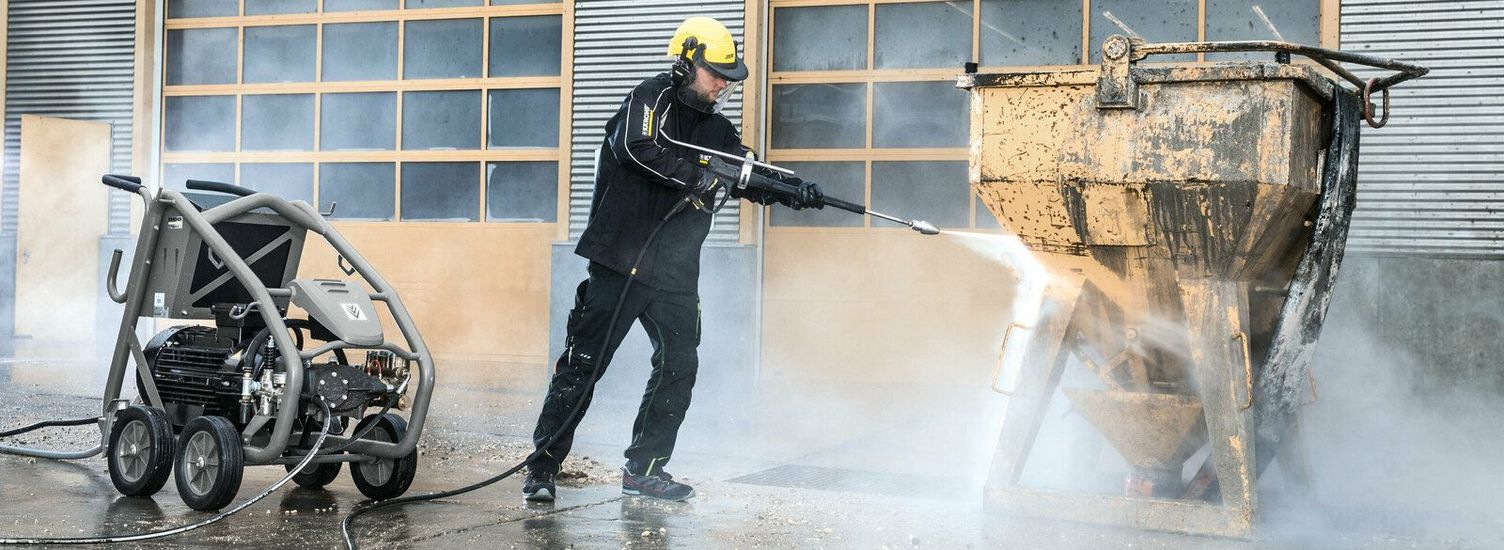 Ultra-high-pressure cleaner