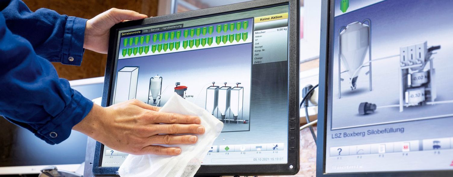 Cleaning a screen with a microfibre cloth