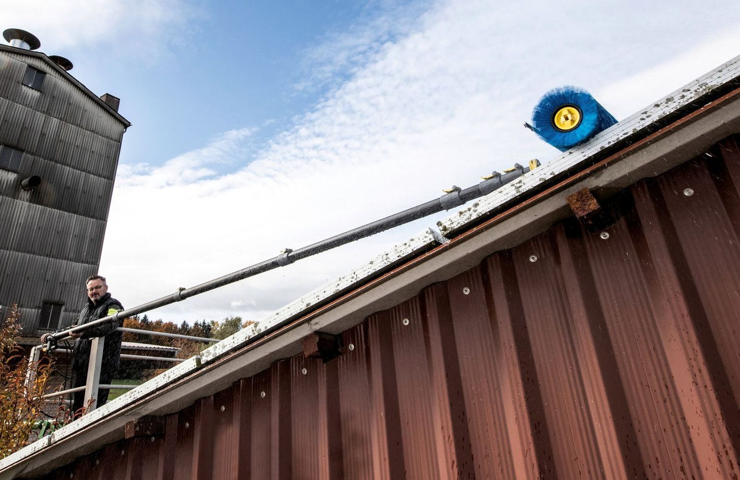 Cleaning solar panels with a telescopic lance