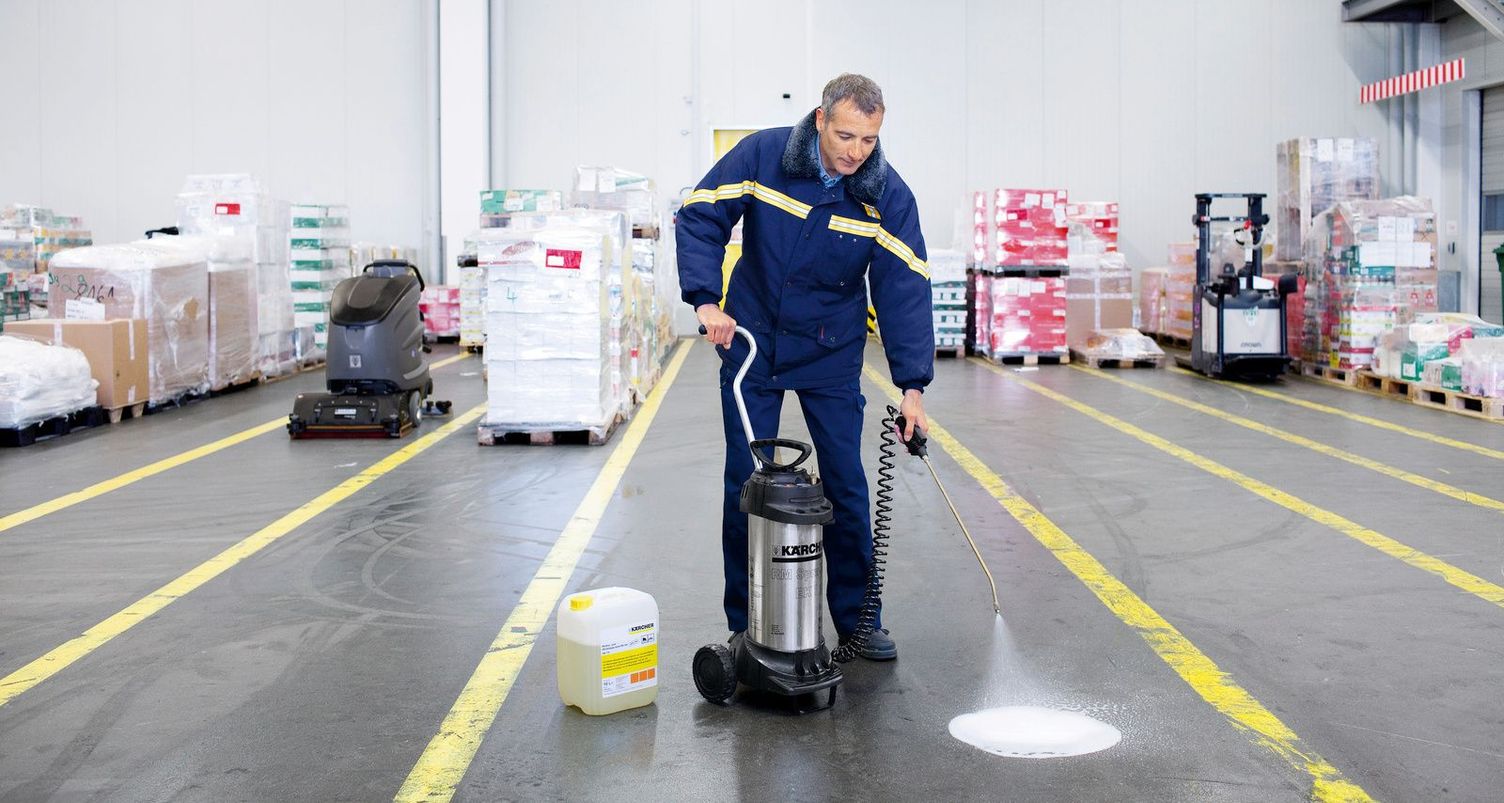 Cleaning agent sprayer