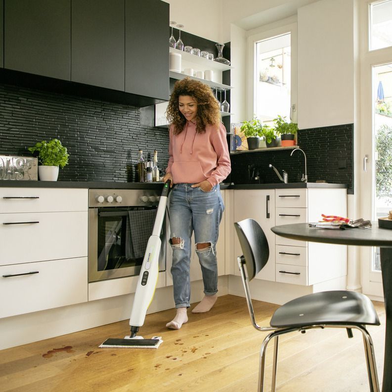 Person cleaning kirchen floor with SC 3 Upright EasyFix