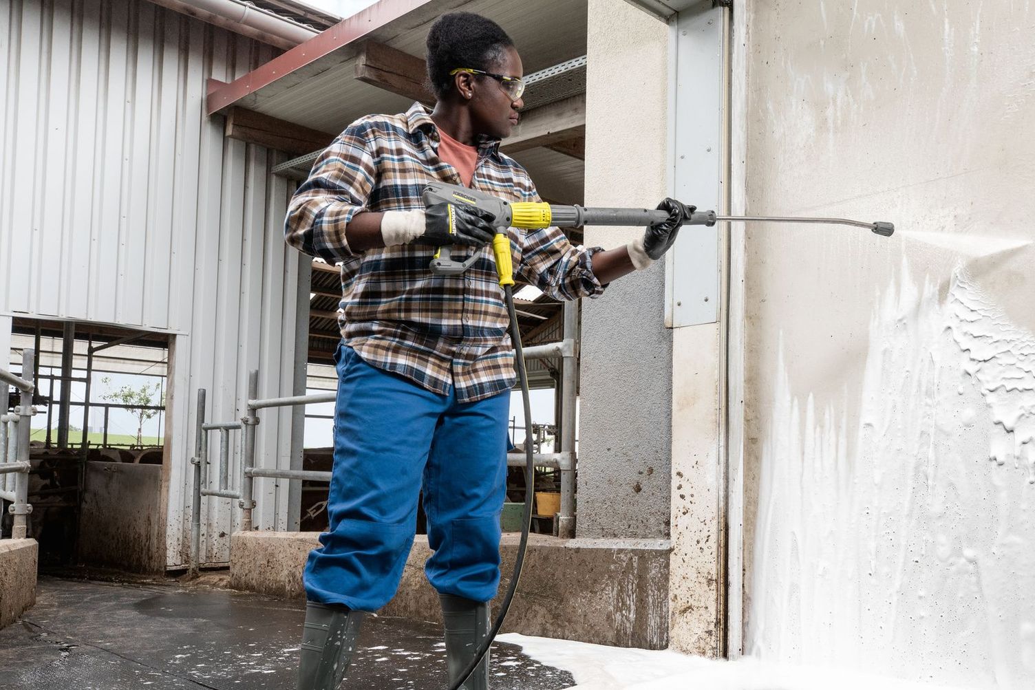 Cowshed cleaning with a pressure cleaner