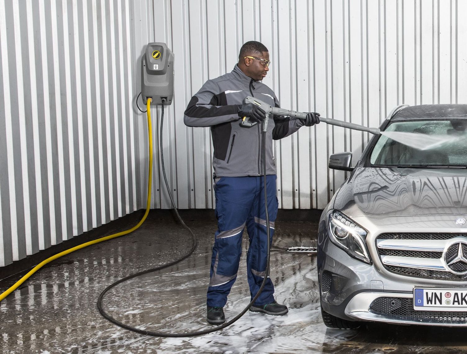 Stationary high-pressure cleaners