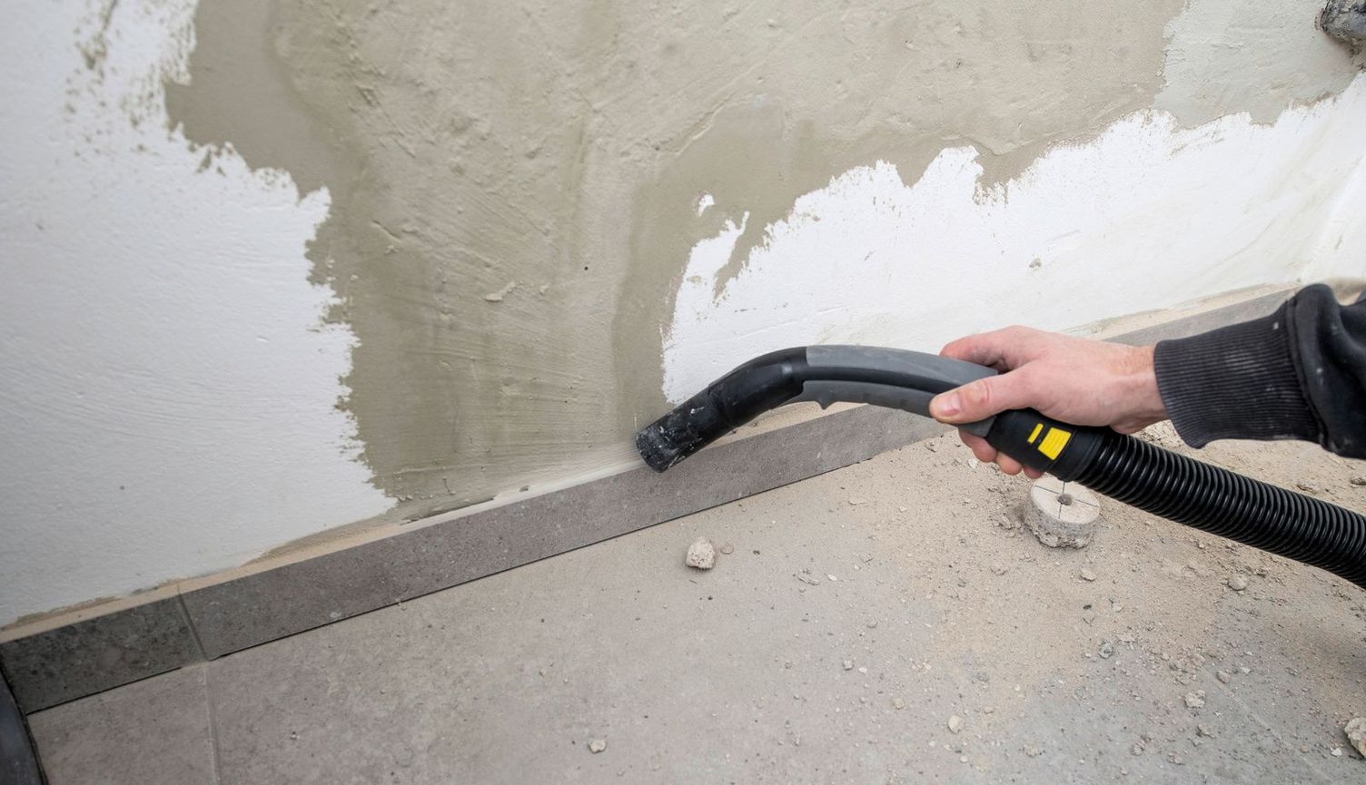 Dust is removed from a ledge with a Kärcher Suction Hose