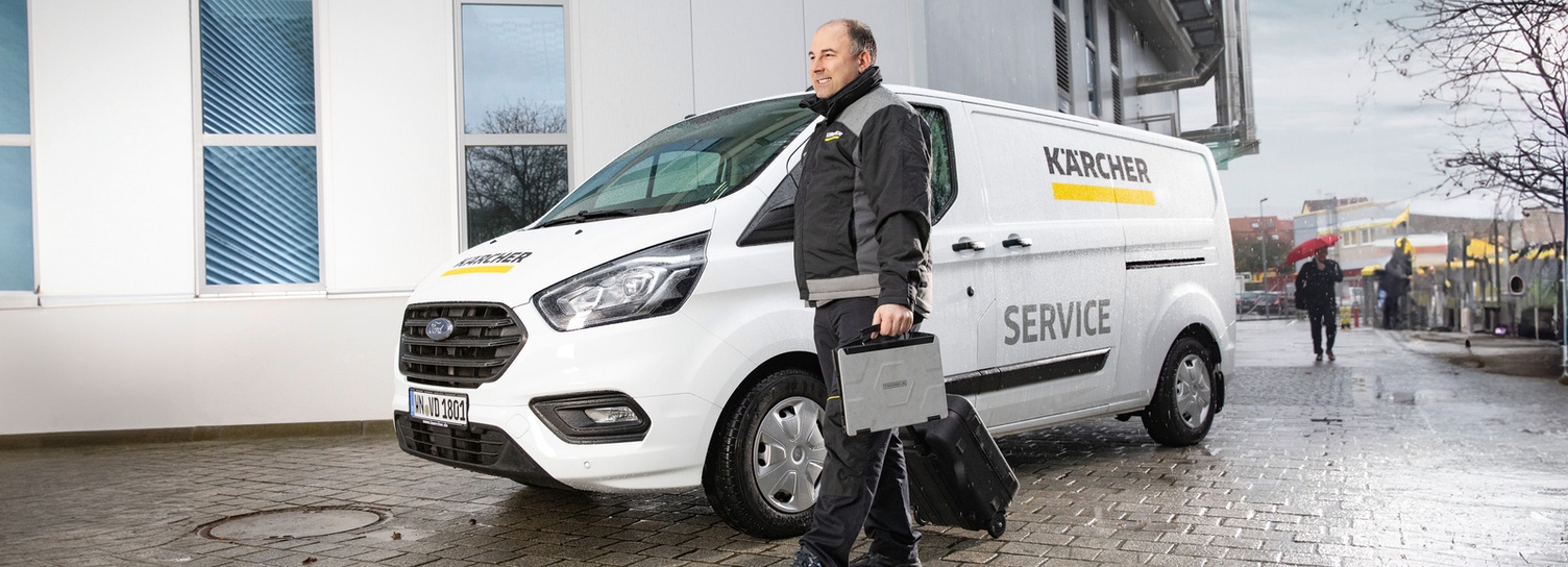 A Kärcher service employee on the way to a job