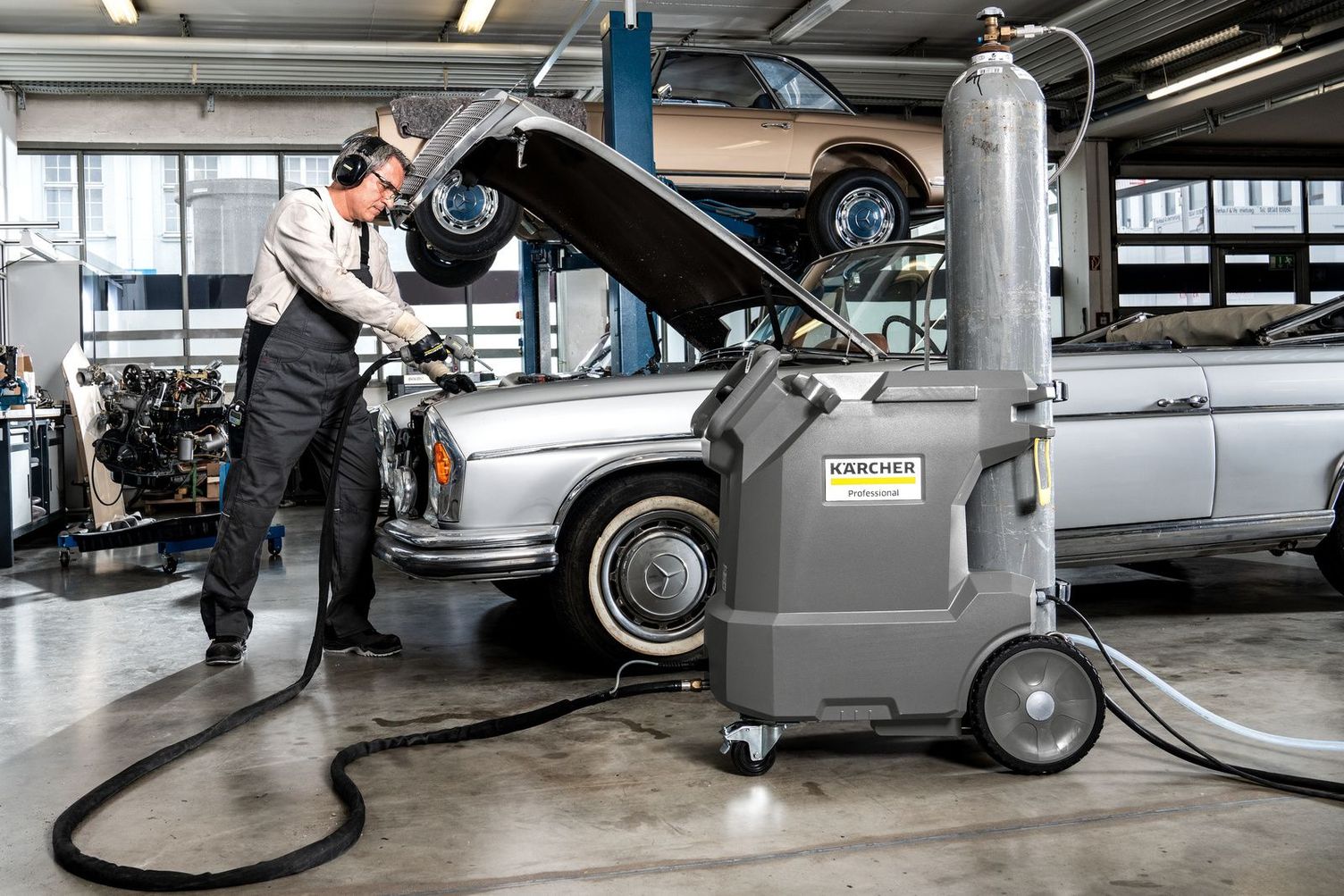 Dry ice vehicle cleaning