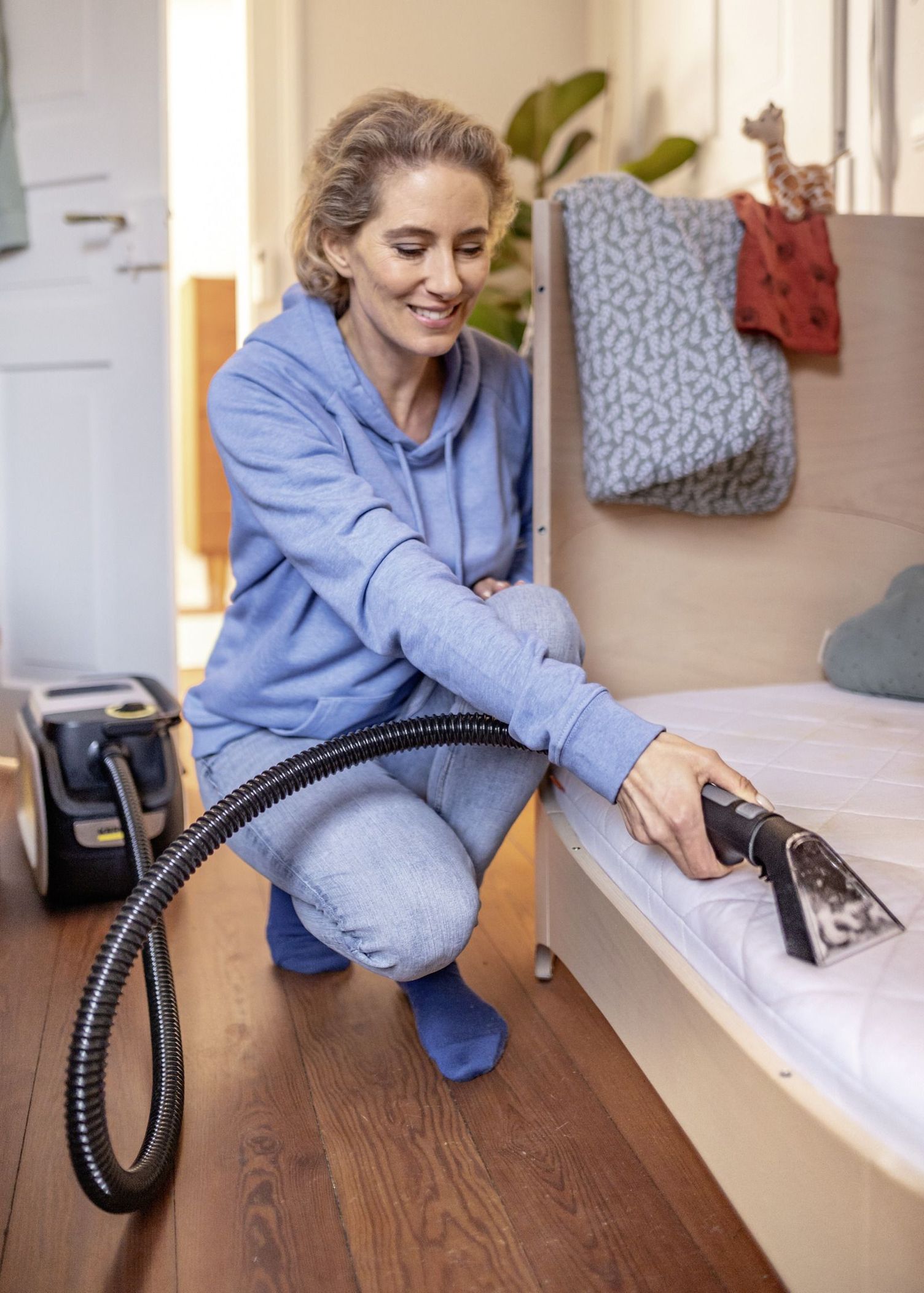 Cleaning a car seat with a Kärcher spray extraction cleaner