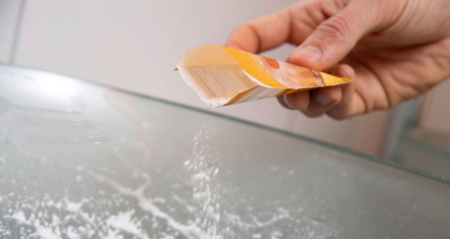 Cleaning washbasins with household remedies and Kärcher microfibre cloths